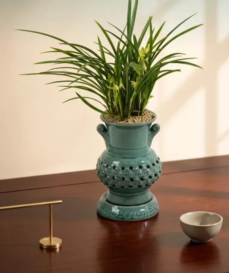 Cheolgol Sosim Cymbidium (Carved Pot)