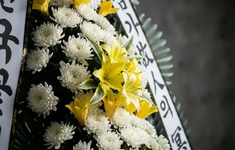 Three-Tier Standard Wreath