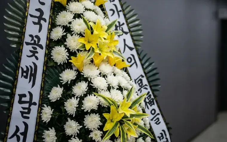 Three-Tier Standard Wreath