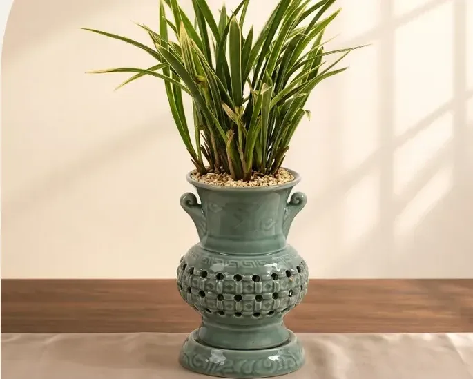Hwangnyonggeum Cymbidium (Carved Pot)