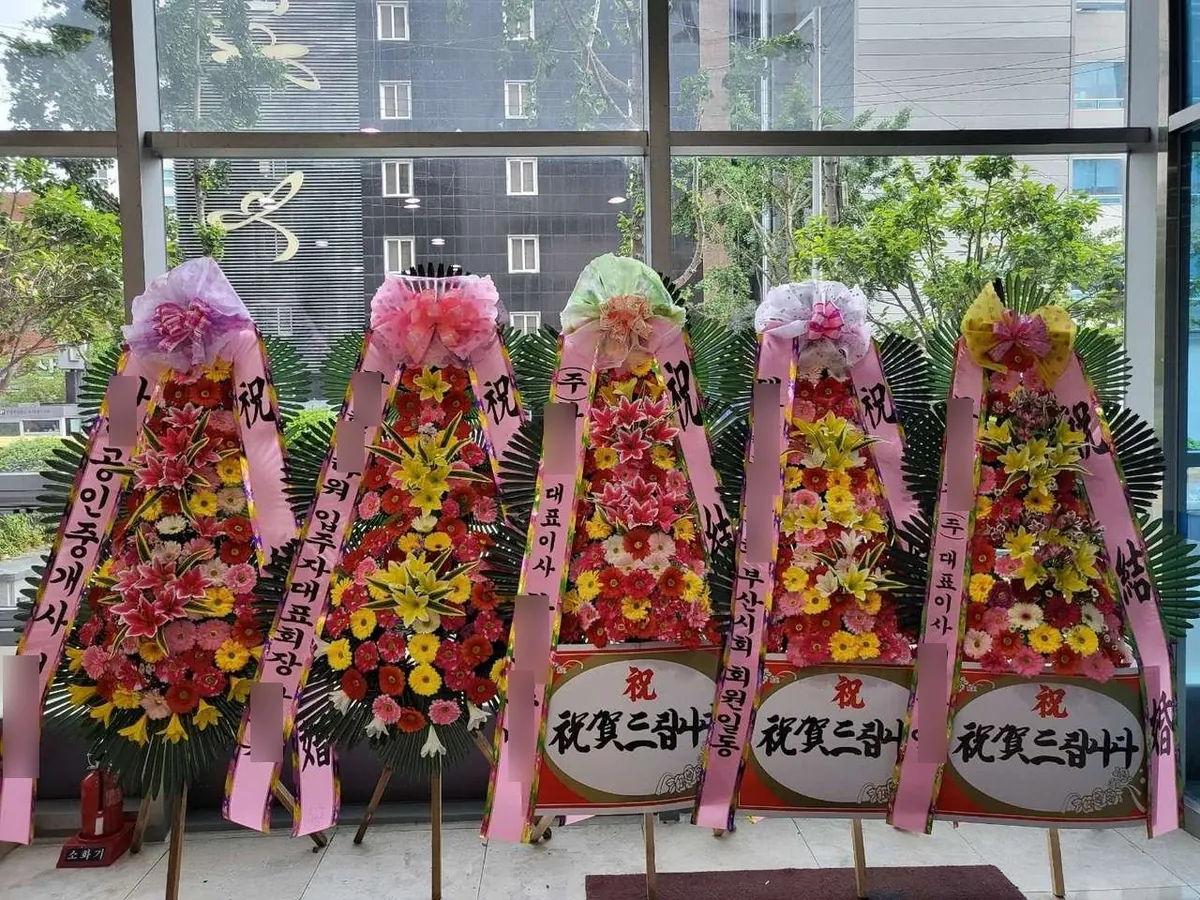 부산 서면 디엘웨딩홀에 배송한 축하화환 실물 사진 4