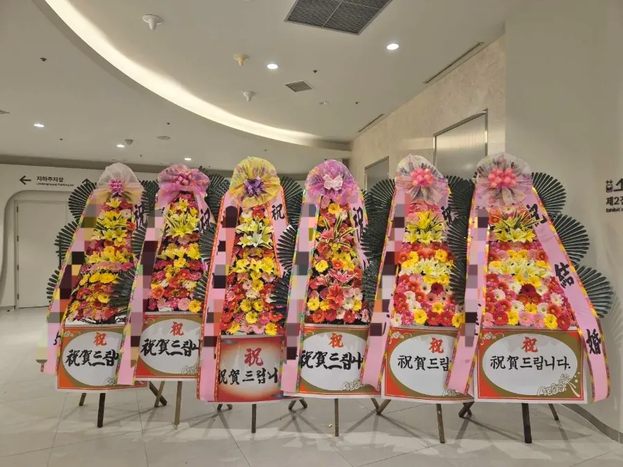 부산 W웨딩 벡스코점에 배송한 축하화환 실물 사진 1