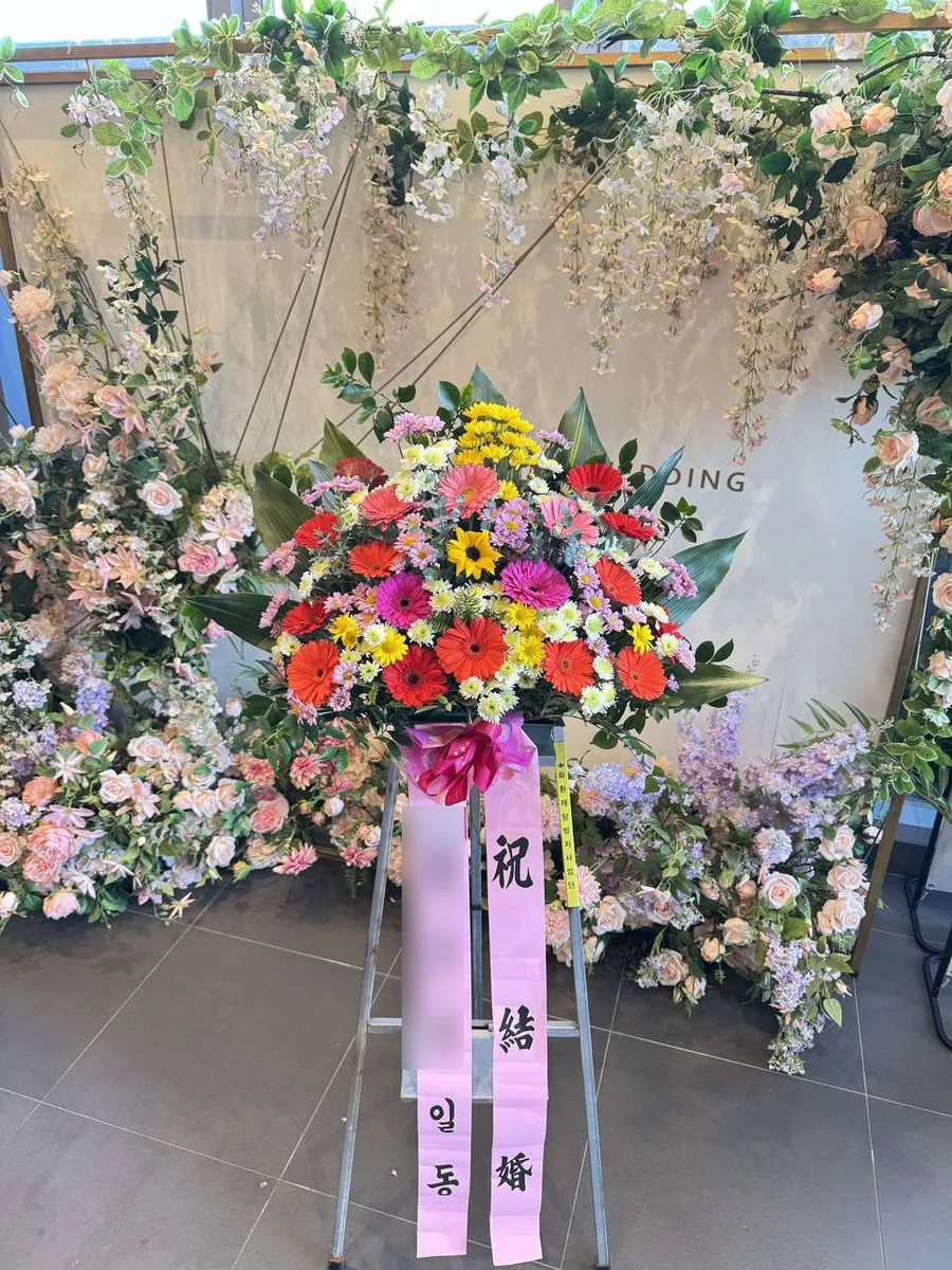 김해 더파티웨딩홀에 배송한 축하화환 실물 사진 1