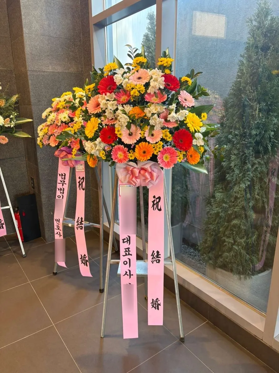 김해 더파티웨딩홀에 배송한 축하화환 실물 사진 2