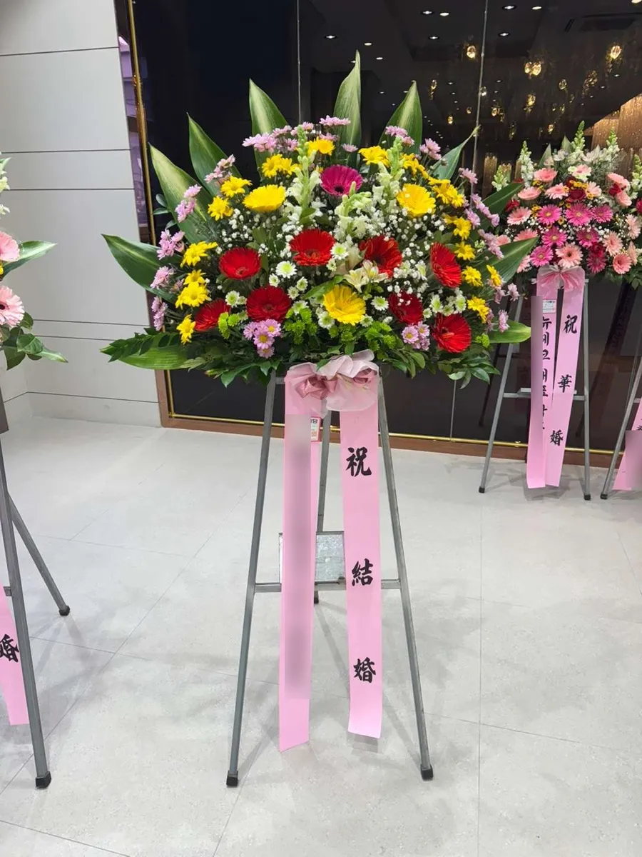 김해 더파티웨딩홀에 배송한 축하화환 실물 사진 4
