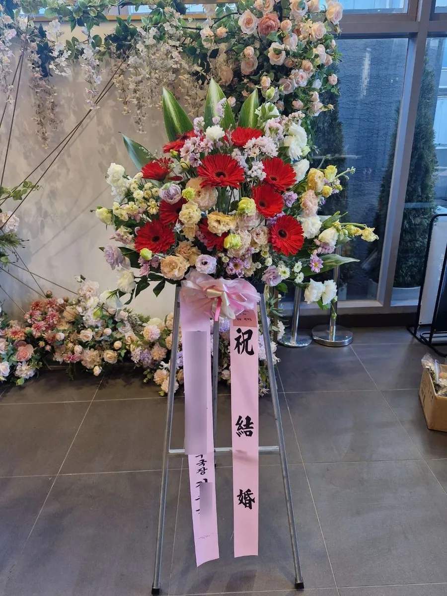 김해 더파티웨딩홀에 배송한 축하화환 실물 사진 5