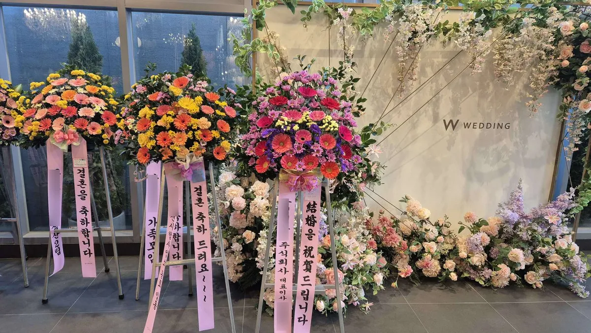 김해 더파티웨딩홀에 배송한 축하화환 실물 사진 8