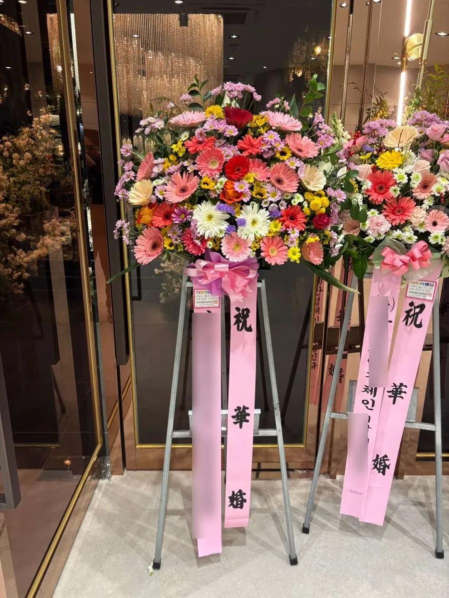김해 더파티웨딩홀에 배송한 축하화환 실물 사진 9