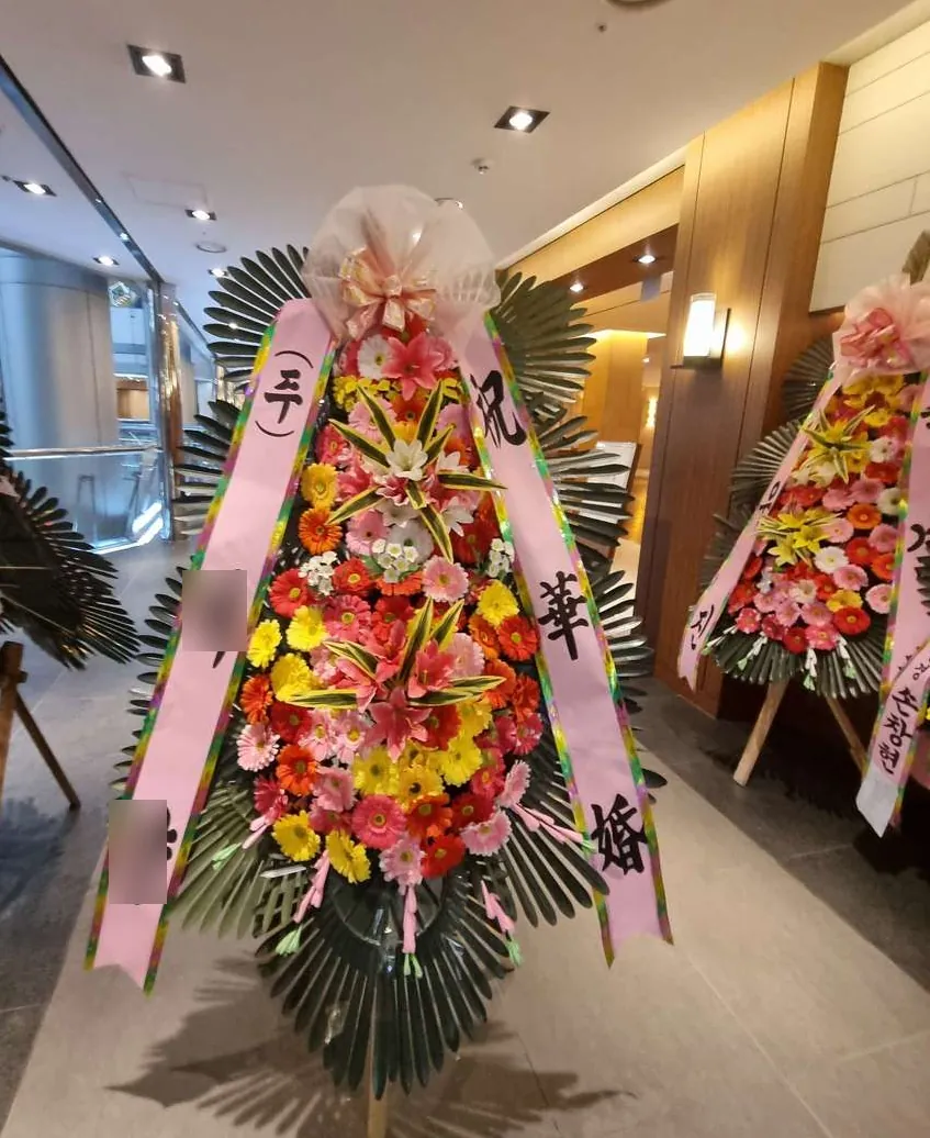 웨딩스퀘어 강변에 배송한 축하화환 실물 사진 6