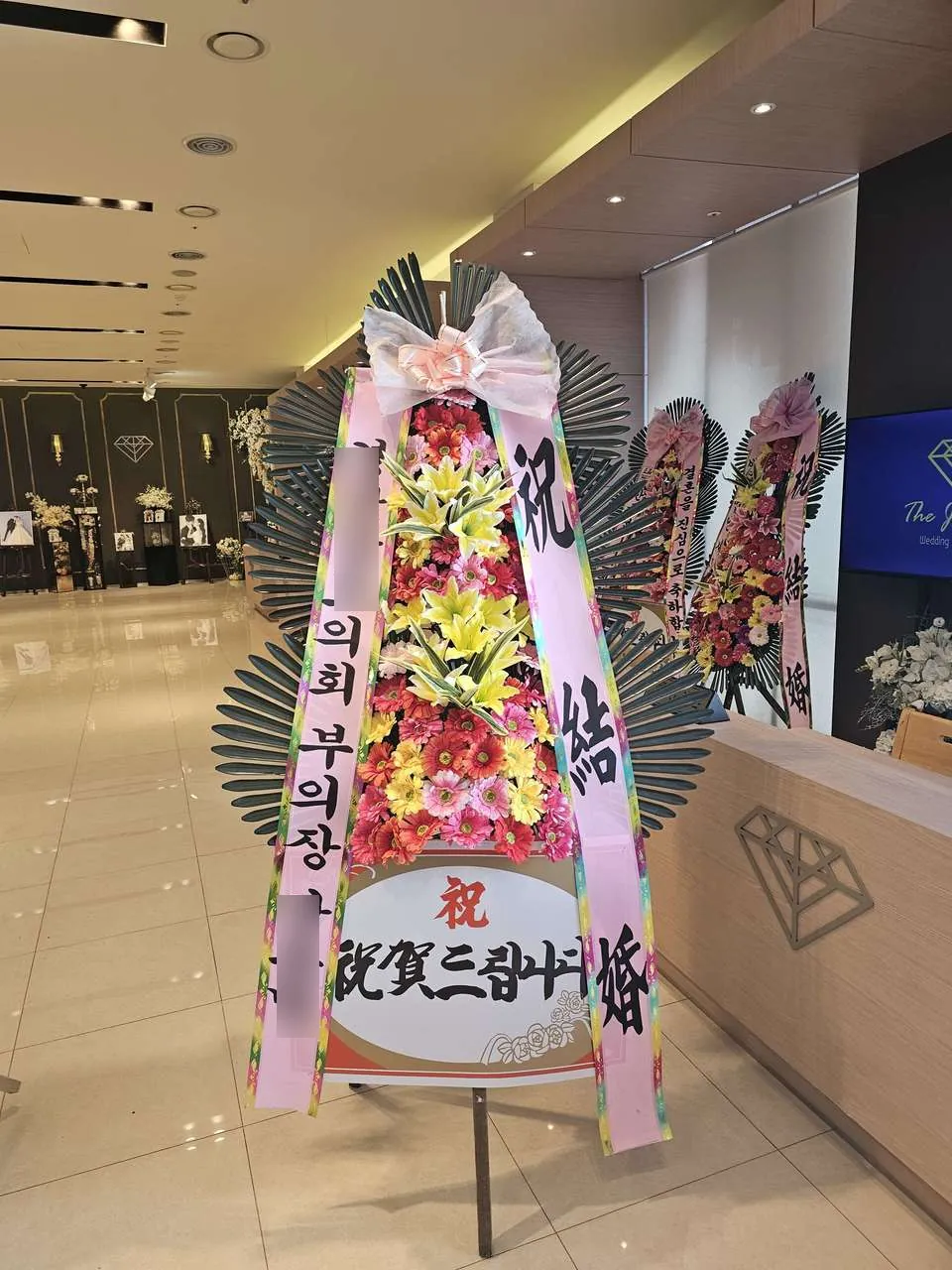 양산 더지펠리체웨딩에 배송한 축하화환 실물 사진 5