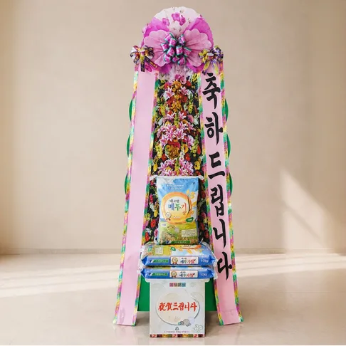 달자네꽃배달 쌀화환 30kg 149,000원. 같은 꽃탑 아래에 10kg 쌀 포대를 여러 개 층층이 쌓아 올린 형태로, 세 가지 쌀화환 가운데 받침이 가장 높다.
